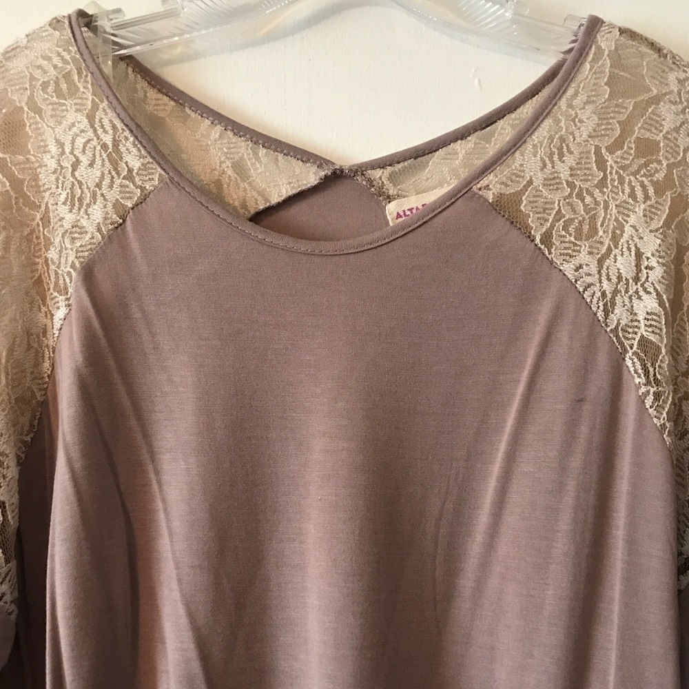 ✨Lace Shoulder Taupe High-Low Top✨